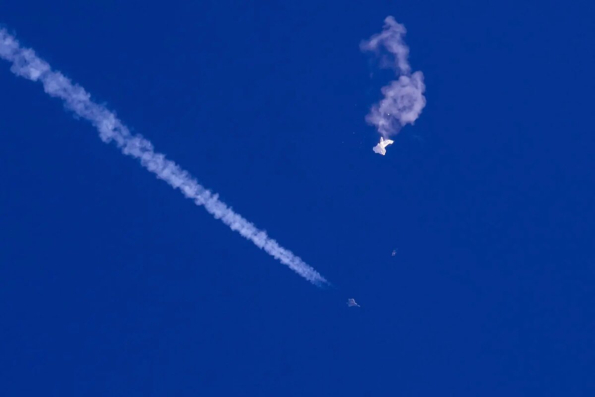 Иллюстрация из американских СМИ 2023 года: F-22 сбивает китайский метеозонд.