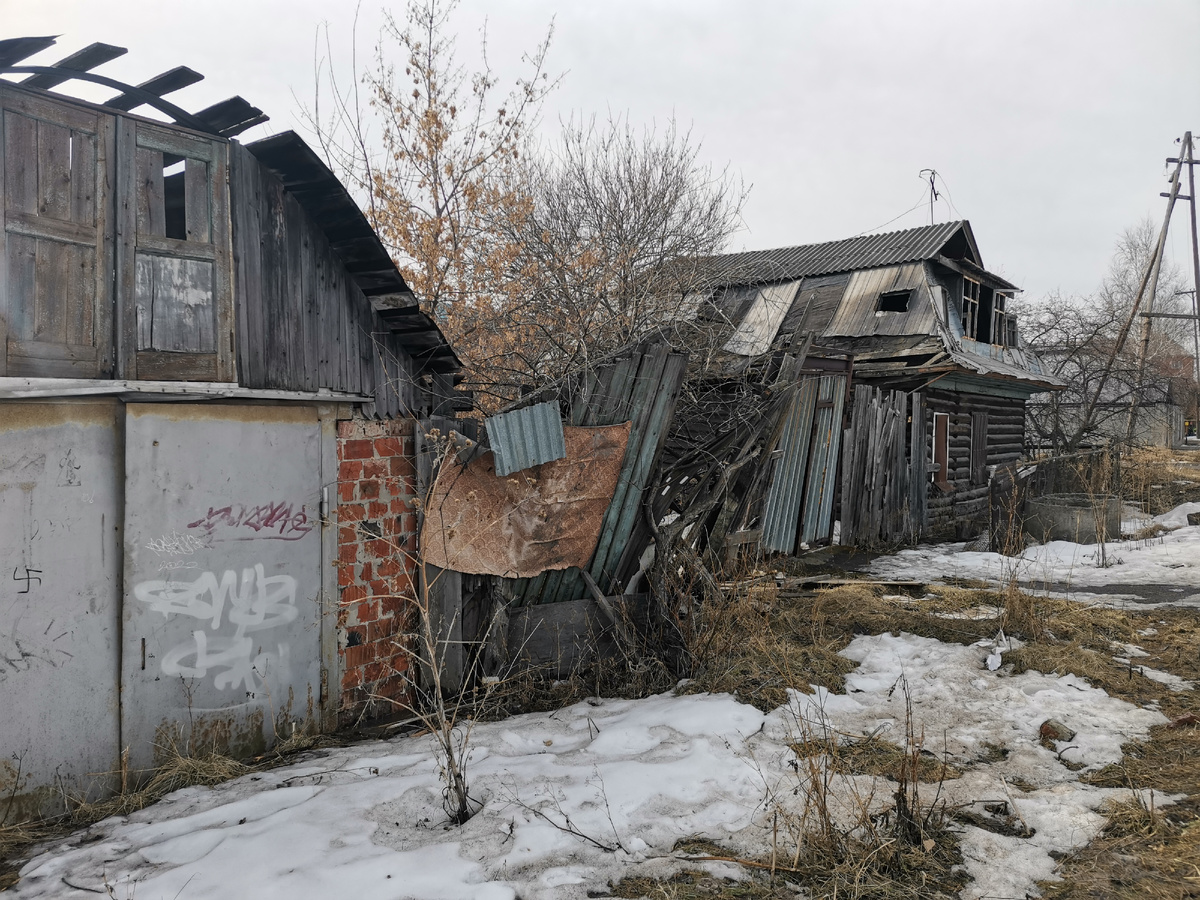 Заброшенный частный дворик. Судя по состоянию, покинут довольно давно. 