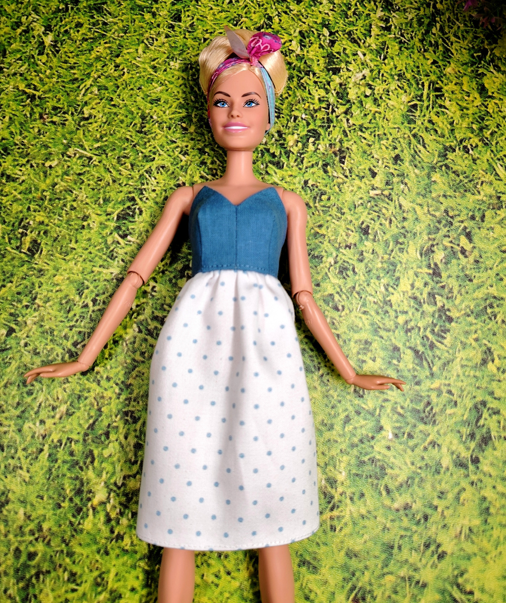 Запихнув фотофон в фотобокс и настроив освещение, заметила, что платье помялось🤦 Оставила как есть, отглаживать уже не было сил. Представим, что платье помяла сама Марго, повалявшись в нём на лужайке😆