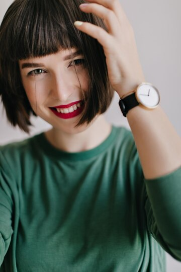 Источник изображения: freepik.com/free-photo/attractive-lady-with-green-eyes-expressing-positive-emotions-front-camera-studio-shot-shorthaired-girl-elegant-wristwatch_23591036.htm
