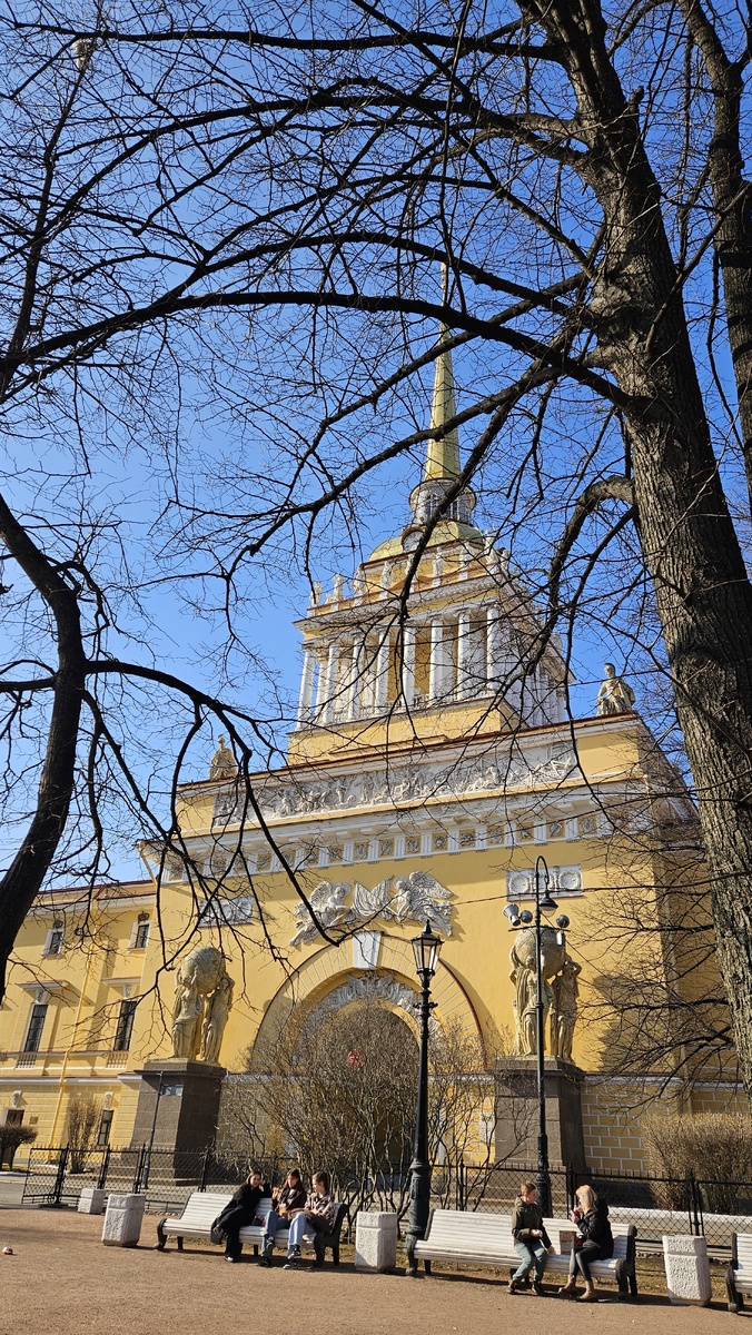 Адмиралтейство в Санкт-Петербурге (фотография автора).
