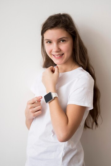 Источник изображения: freepik.com/free-photo/smiley-girl-with-smartwatch_7714702.htm