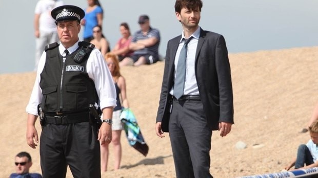 Кадр из сериала «Убийство на пляже», 2013-2017 годы, режиссеры Джеймс Стронг и Эйрос Лин