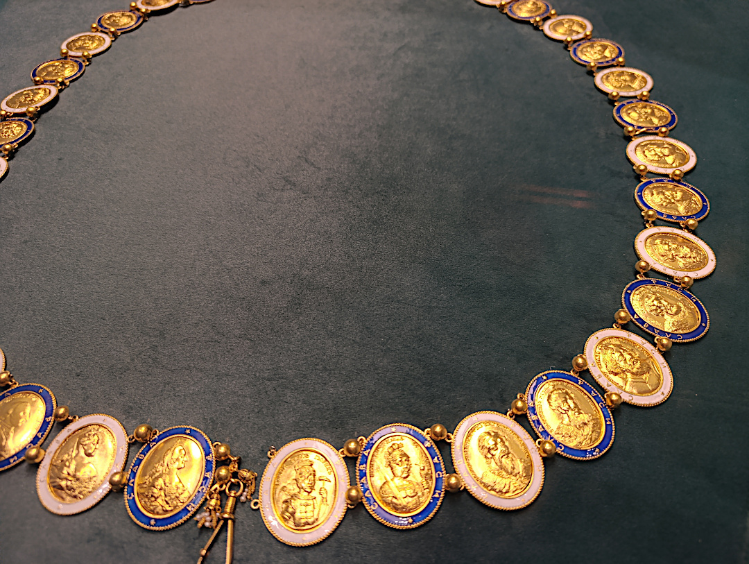 Пояс, соединяющий медальоны с изображениями русских правителей от Рюрика до Екатерины II. Фото Надежды Мельниковой, сделанное ею на выставке, которую сейчас представляет Эрмитаж в Историческом музее