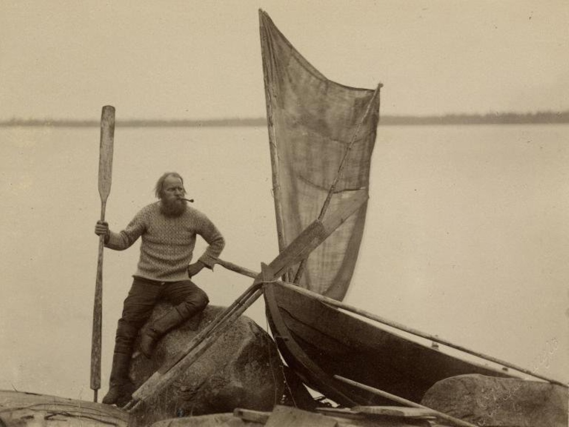 Помор около лодки на берегу (река Луда). Русские. Архангельская губерния. 1887 г. Лейцингер Я.И.