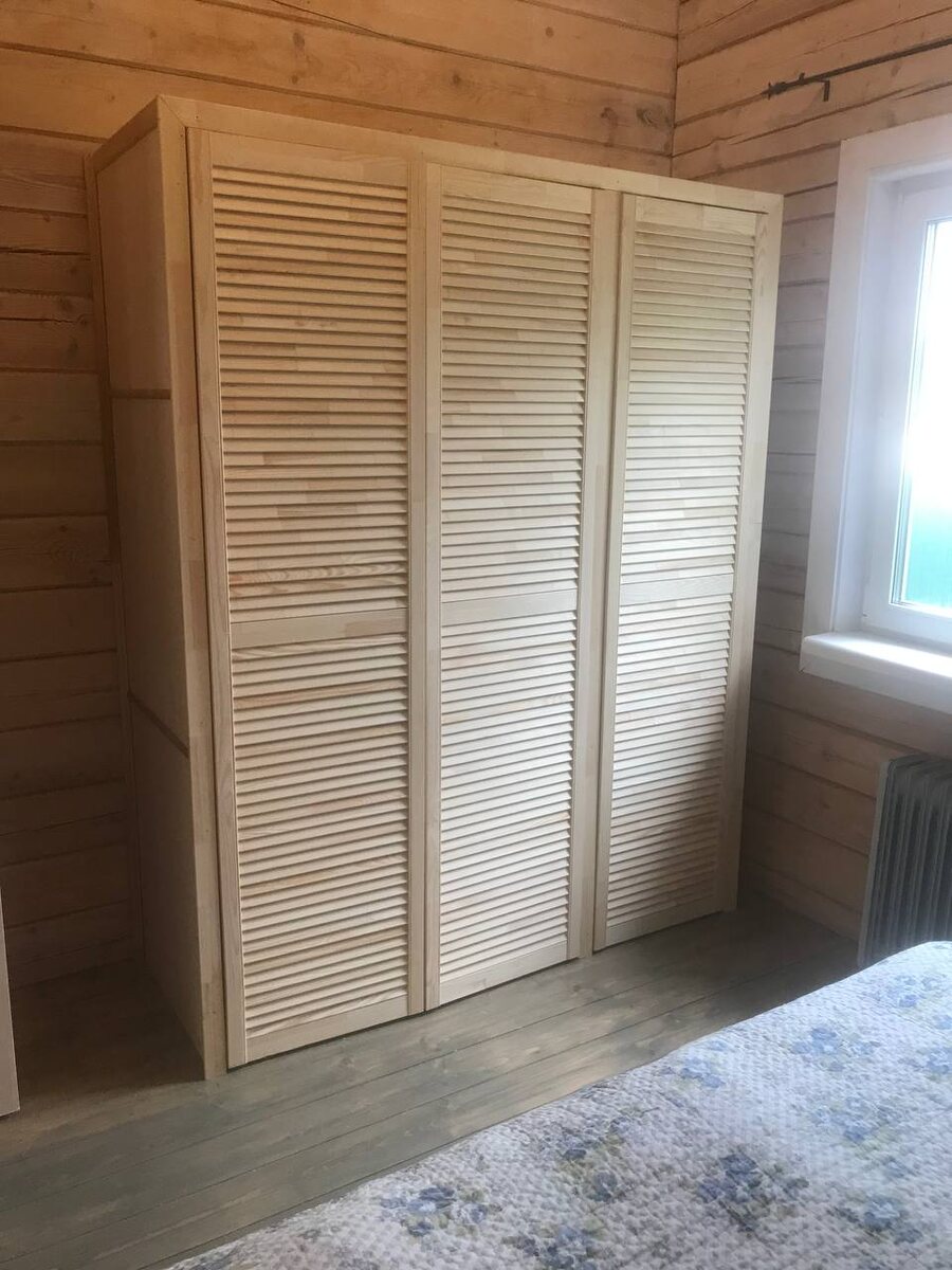 Один из новых шкафов, которые я придумала и реализовала идею с местным рабочим. Собираюсь его покрасить, но пока думаю, как? Возможно, синие боковины, а двери оставить, как есть? Пишите свое мнение в комментариях.