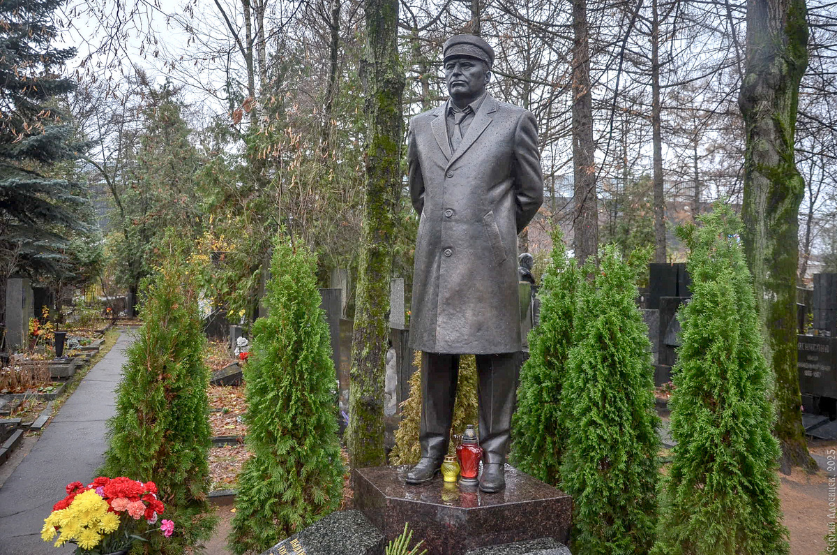 Памятник живёт в тишине, которой не знал тот, кого он изображает.