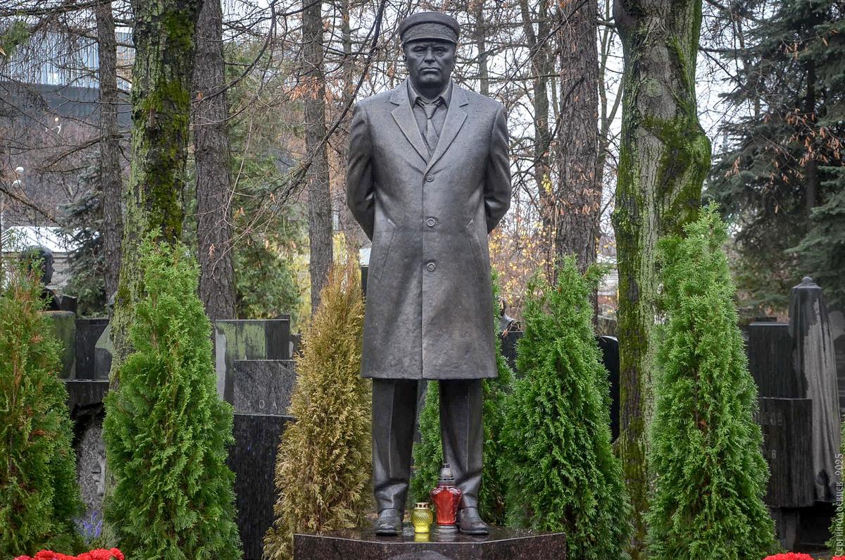 Монумент, в котором застыла энергия человека-эпохи. Не просто память о человеке, а след всей политической страсти, которую он воплощал.