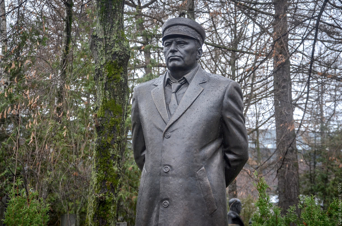 «Одиночество политика — это когда ты говоришь со страной, а слышишь только эхо.» В. В. Жириновский