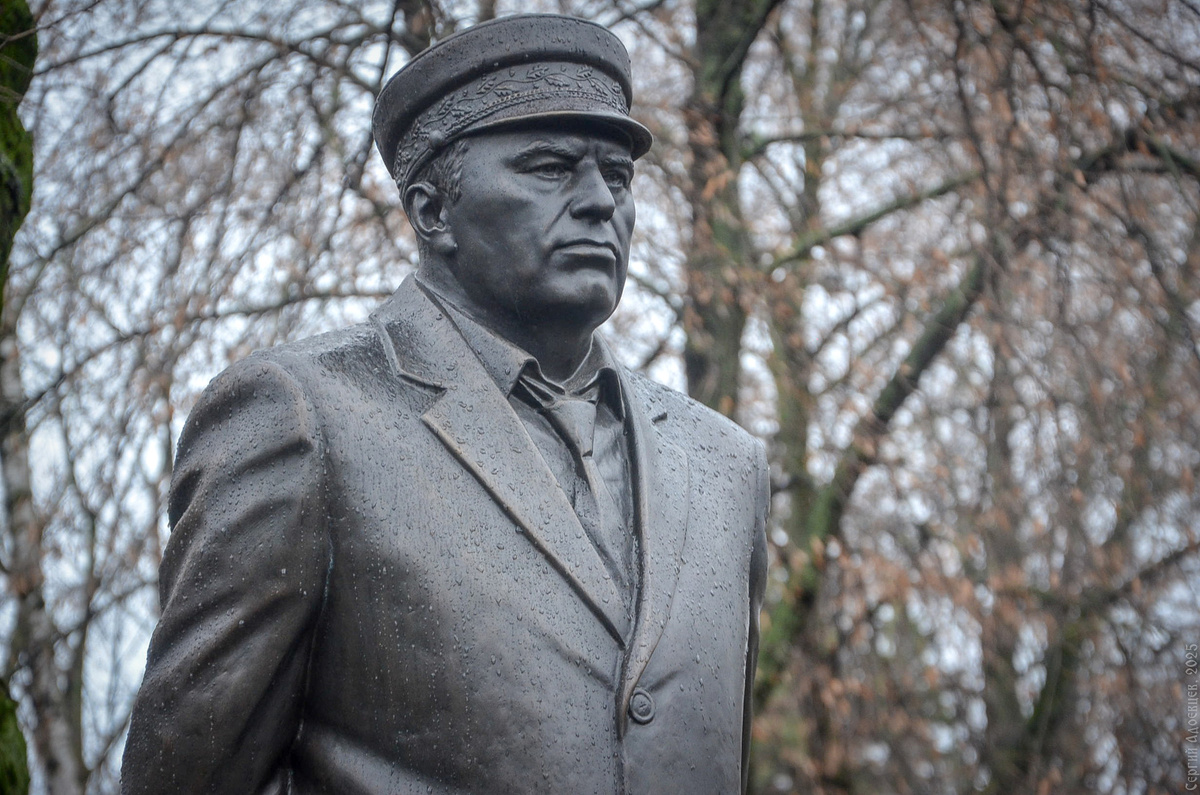 Ночь всегда была его временем — времени раздумий, резких слов, беспокойных душ. Теперь — вечный свет на лице и тишина в бронзе.