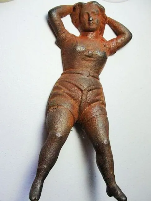 Фигура женщины, носящей пояс верности