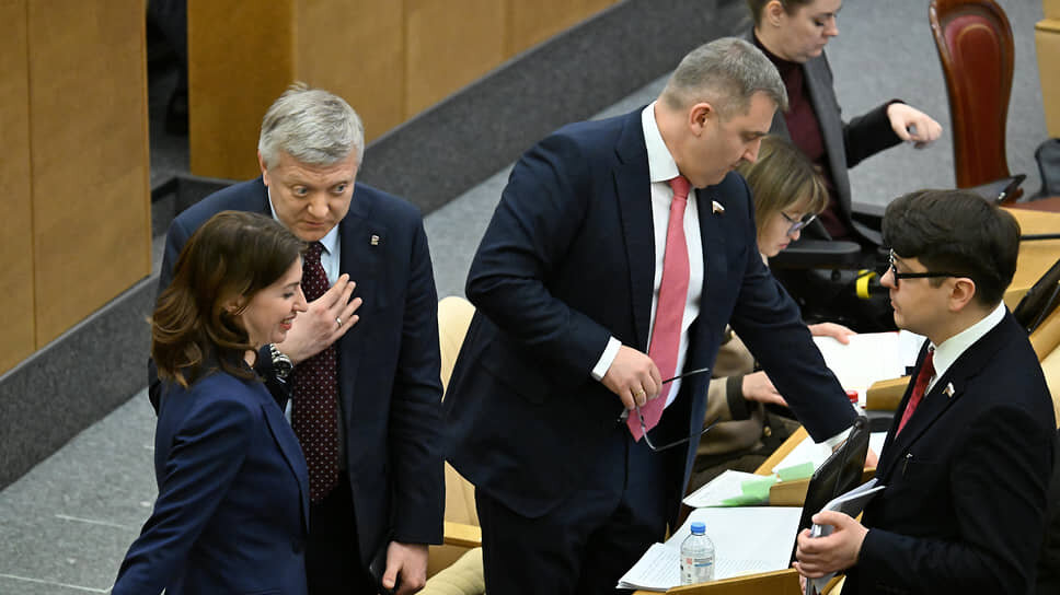 Слева направо: первый заместитель председателя комитета Госдумы по государственному строительству и законодательству Ирина Панькина, член комитета Госдумы по государственному строительству и законодательству Дмитрий Вяткин и член комитета Госдумы по делам национальностей Дмитрий Ламейкин.📷Фото: Дмитрий Духанин / Коммерсантъ