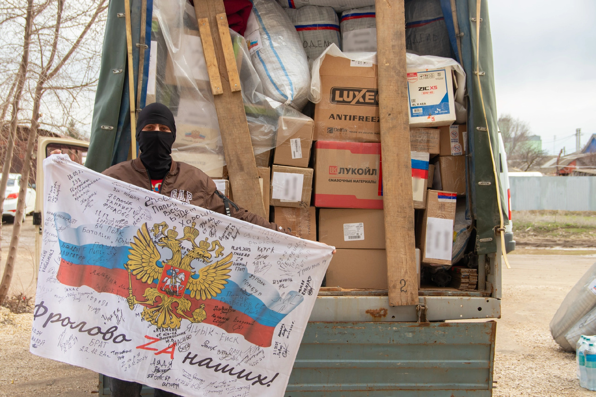 Отправка гуманитарного груза в зону проведения СВО волонтерской группой «ФроловоZaНаших» на фото боец «Дино»