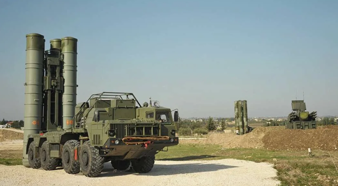 У российских С-400, уже восьмой год стоящих на базе Хмеймим, может появиться весьма неожиданный сосед. Фото МО РФ