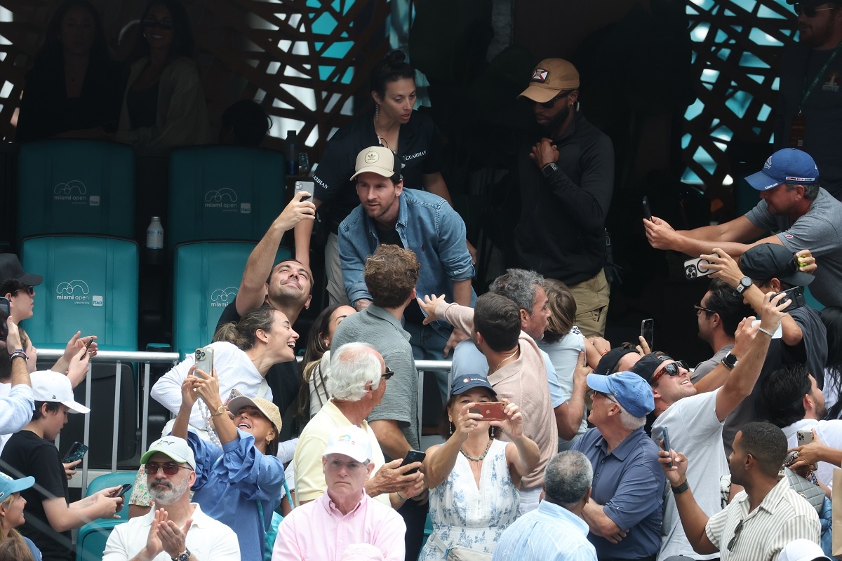 Лионель Месси со своими телохранителями на теннисном турнире в Майами / фото: SMG / Keystone Press Agency / Global Look Press