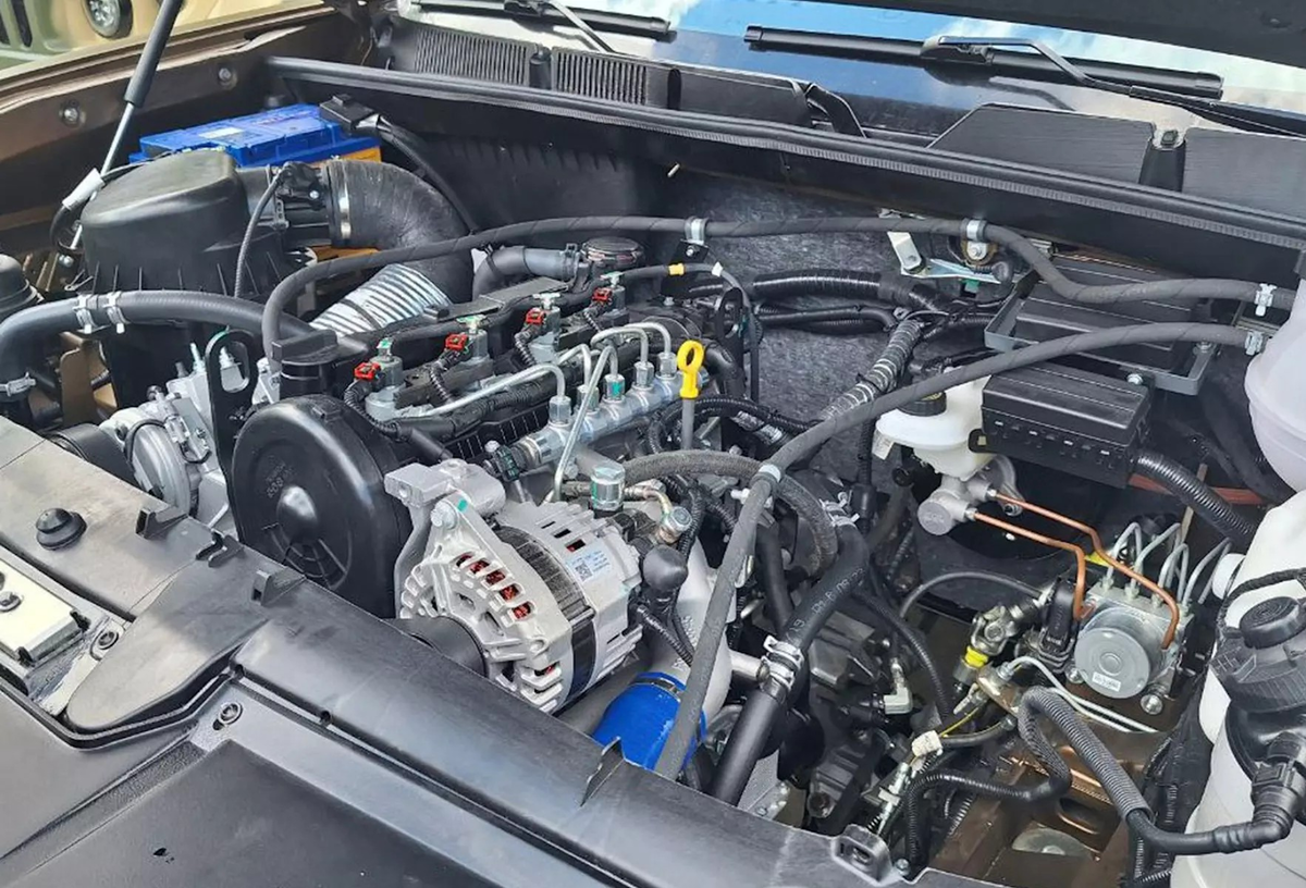 Моторный отсек внедорожника АМЗ «Комбат»