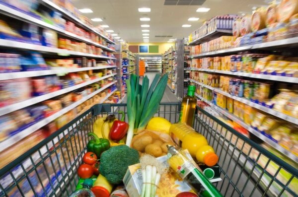 Экономисты рассказали, какие товары подешевеют на фоне укрепления курса рубля. Обложка © ТАСС / Кирилл Кухмарь