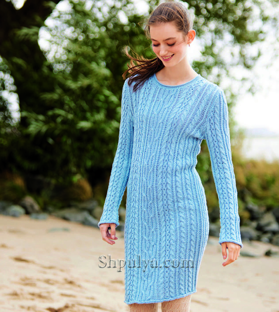Голубое вязаное платье с «косами»