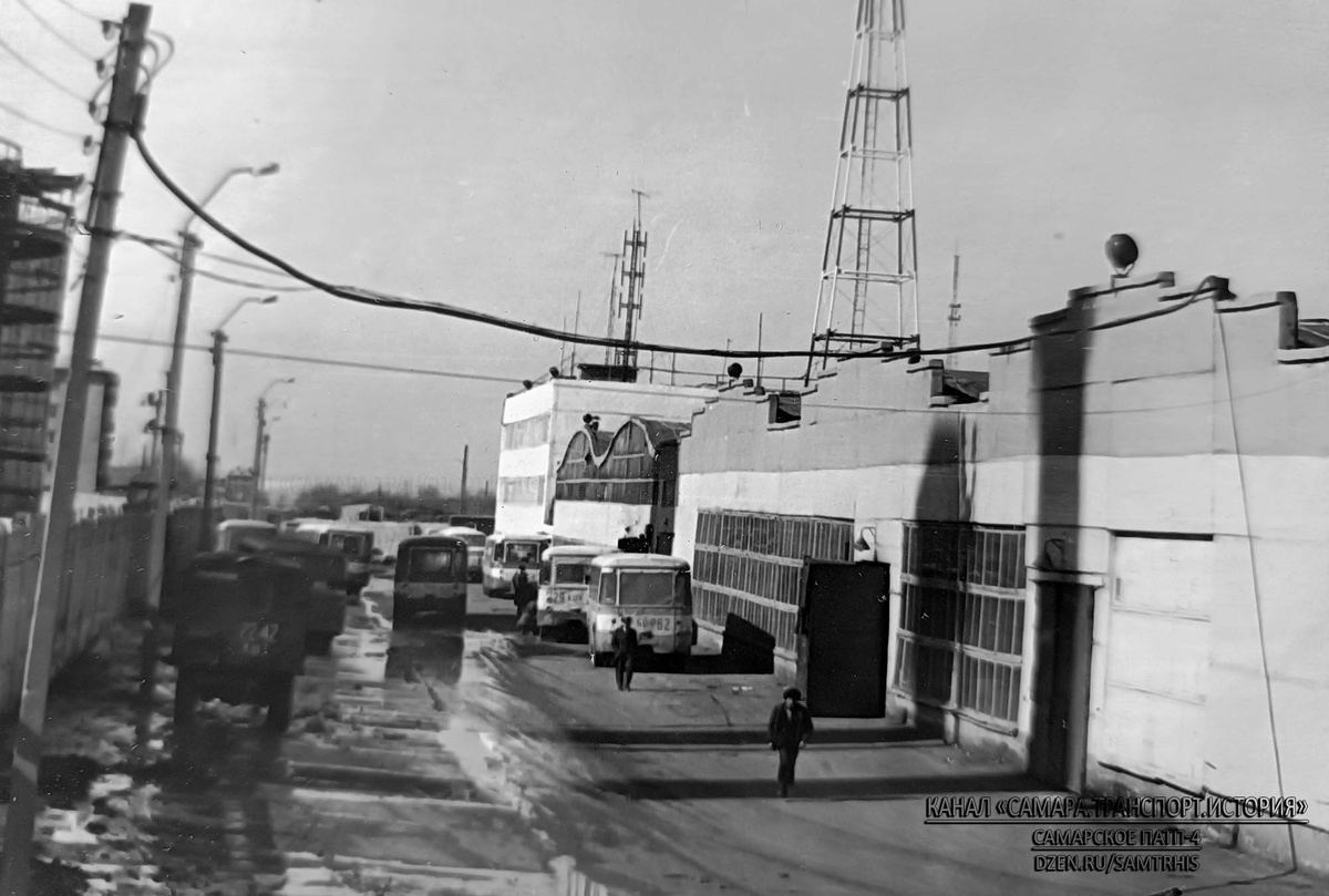 Территория ПАТП-4 в конце 1970-х. В белом заднии размещалась ЦДС, видна мачта "Атая"