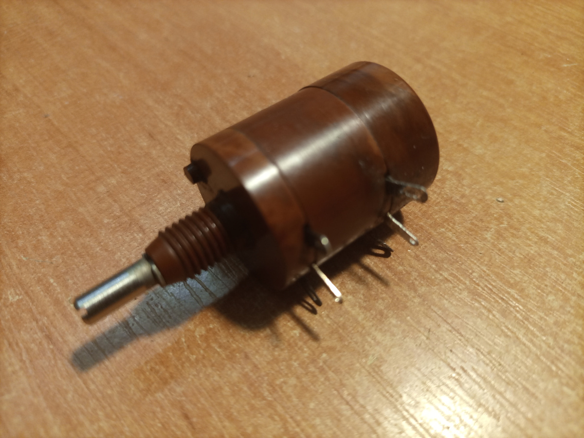 Сдвоенный переменный резистор.