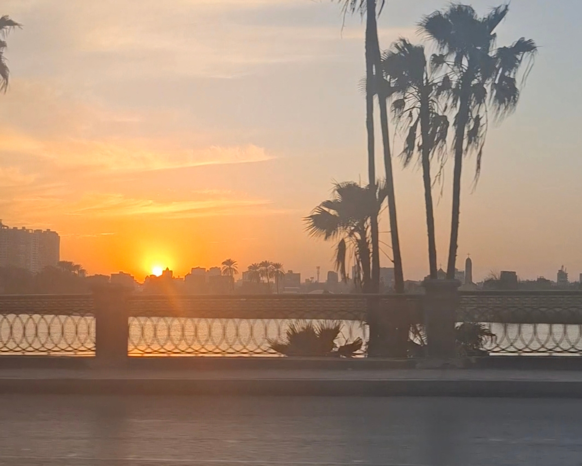 Жизнь в Египте, вид на закат с набережной Каира
