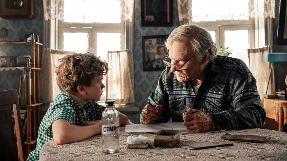 Вживаясь в образ деда, Евгений Цыганов будто старается доказать, что его актерская манера вовсе не однообразна.📷Фото: Централ Партнершип