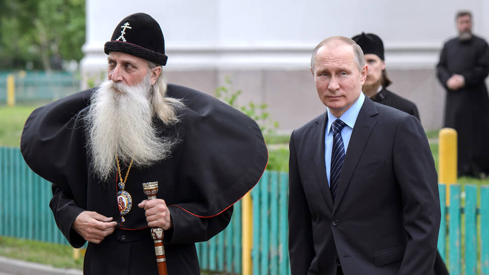 Президент России Владимир Путин (справа) и первоиерарх РПСЦ митрополит Корнилий.📷Фото: Дмитрий Азаров / Коммерсантъ