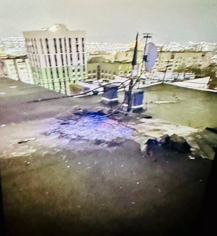 В результате атаки вражеских дронов есть повреждения многоквартирного дома в центре Курска. Фото: Телеграм-канал Александра Хинштейна