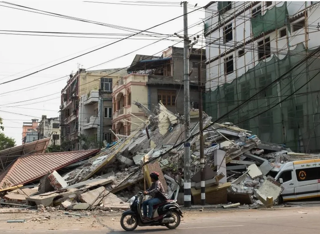 Дома складывались как карточный домки. Фото с сайта tgrthaber.com