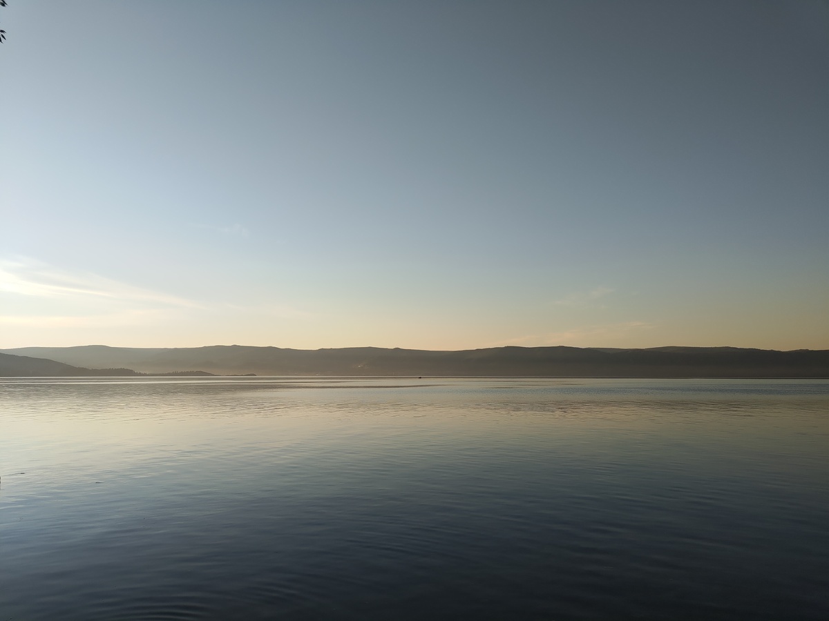Байкал. Вид со стороны Слюдянки в сторону мыса Шаманка, 13.07.2023