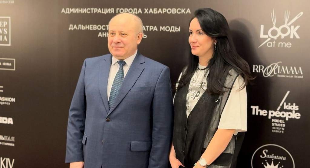 Мэр хабаровска С.А. Кравчук с женщиной на неделе высокой моды в Хабароовске. Фото - официальный сайт администрации г. Хабаровска