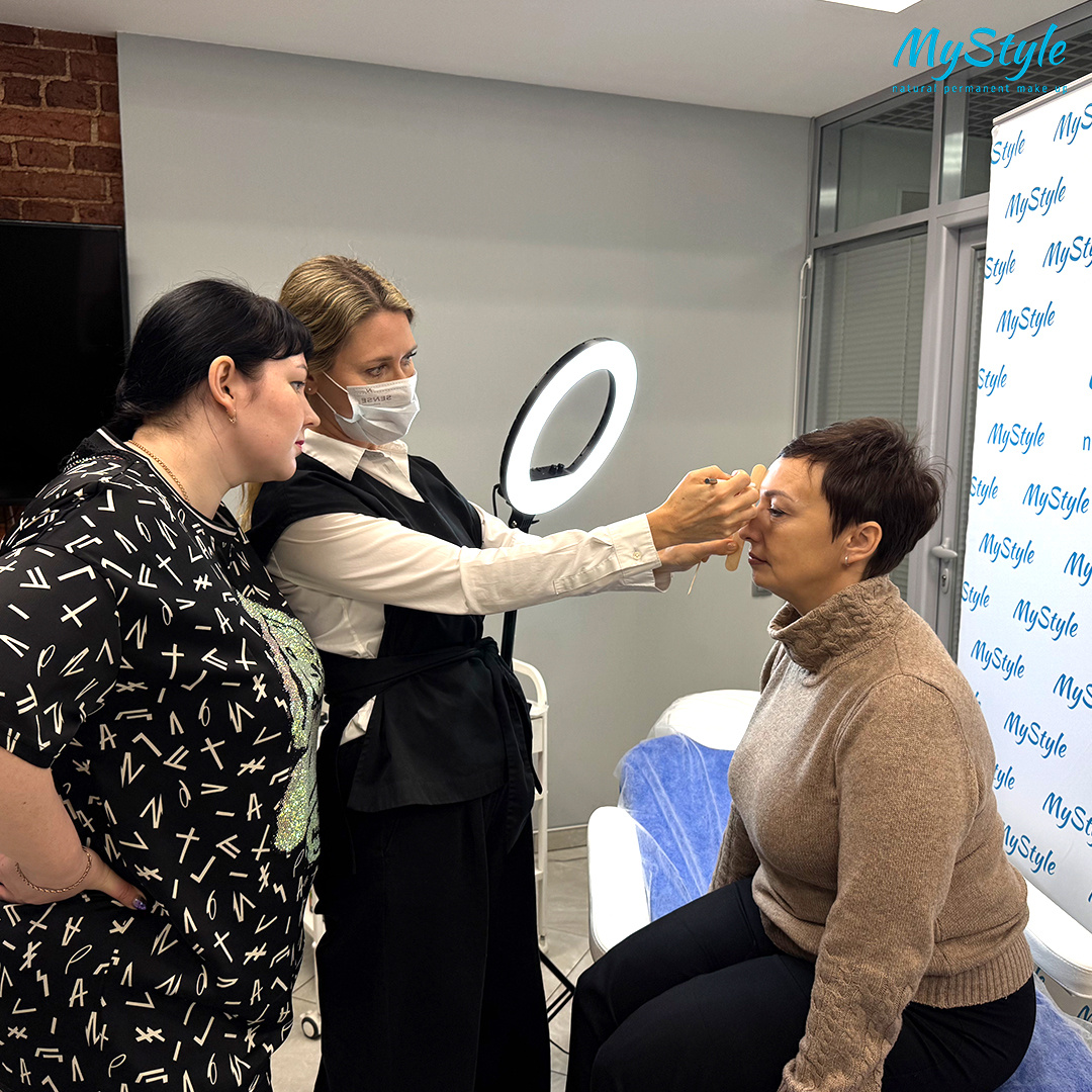 Обучаю делать красивый перманентный макияж.