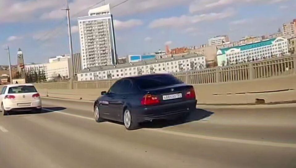     Молодой красноярец без прав устроил «шашки» на Коммунальном мосту и попался полиции