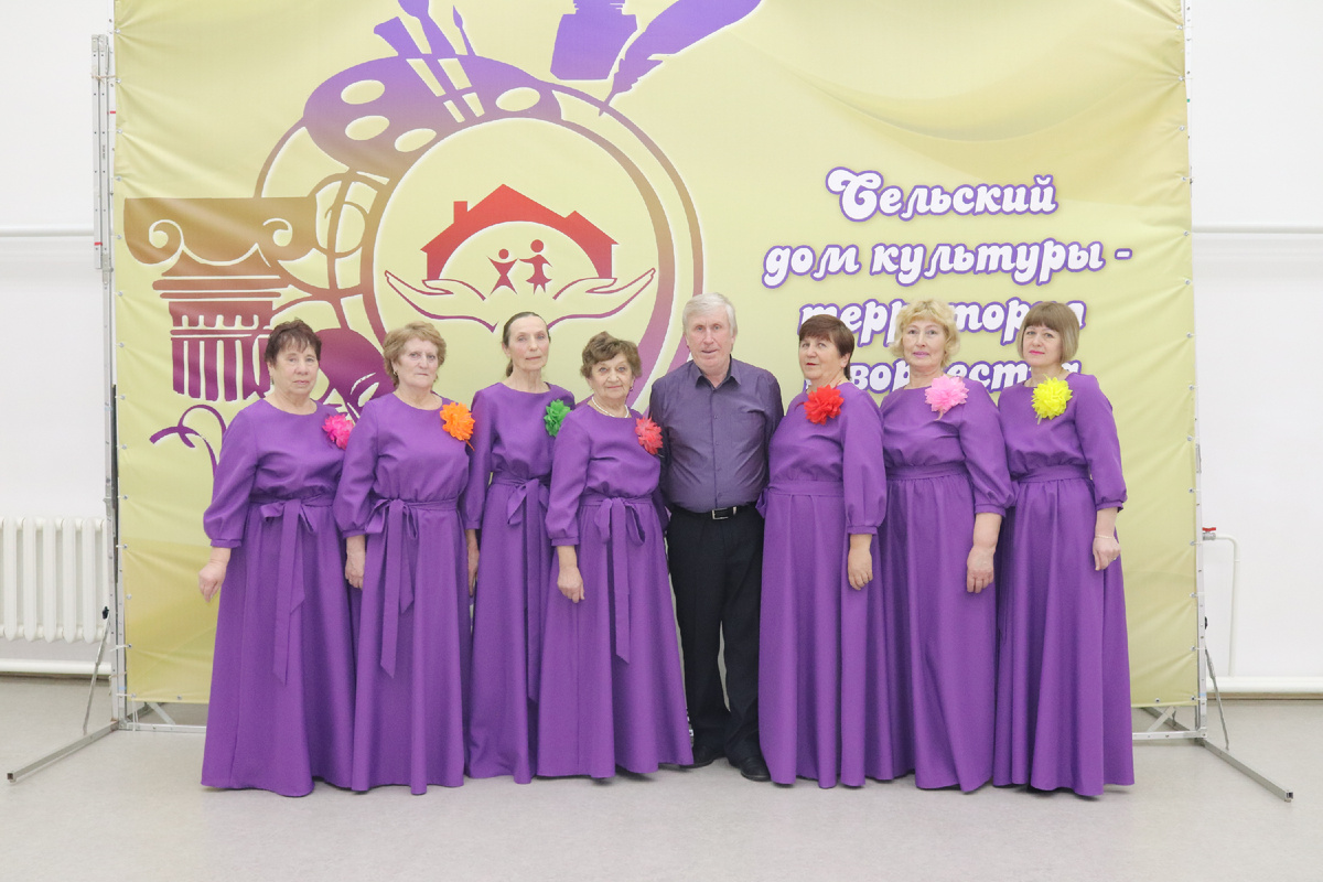 Творческий коллетив «Золотая нотка» с художественным руководителем И.Е.Монидом.