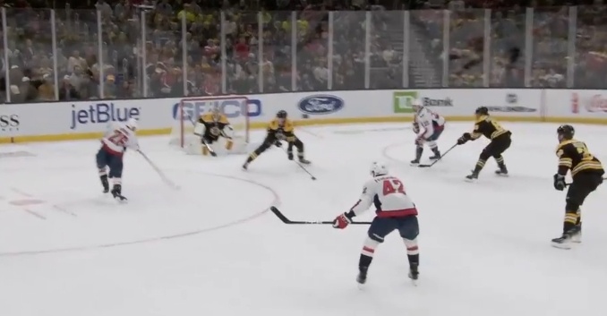 Дауд забрасывает шайбу в дальний верхний  угол.  фото: картинки яндекса.