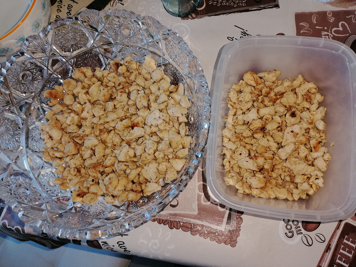 Обжариваем филе , остужаем,  солим немного, добавляем специи по вкусу 🌺 выдавливаем два зубчика чеснока и перемешиваем. 