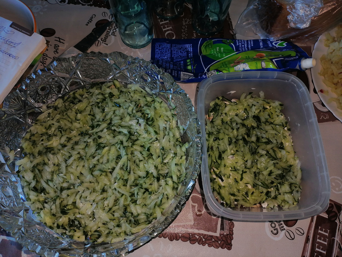 Выкладываем тертый огурец. У меня их два. Смазываем майонезом 