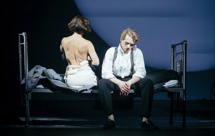 Сцена из спектакля "Женщины Есенина", все фото в статье с сайта НОВАТ