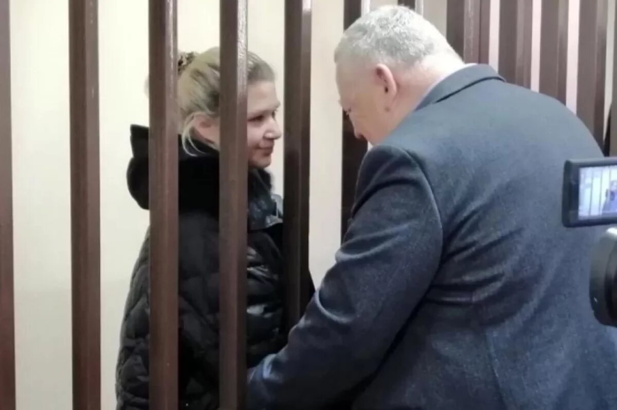    Улыбалась в суде.