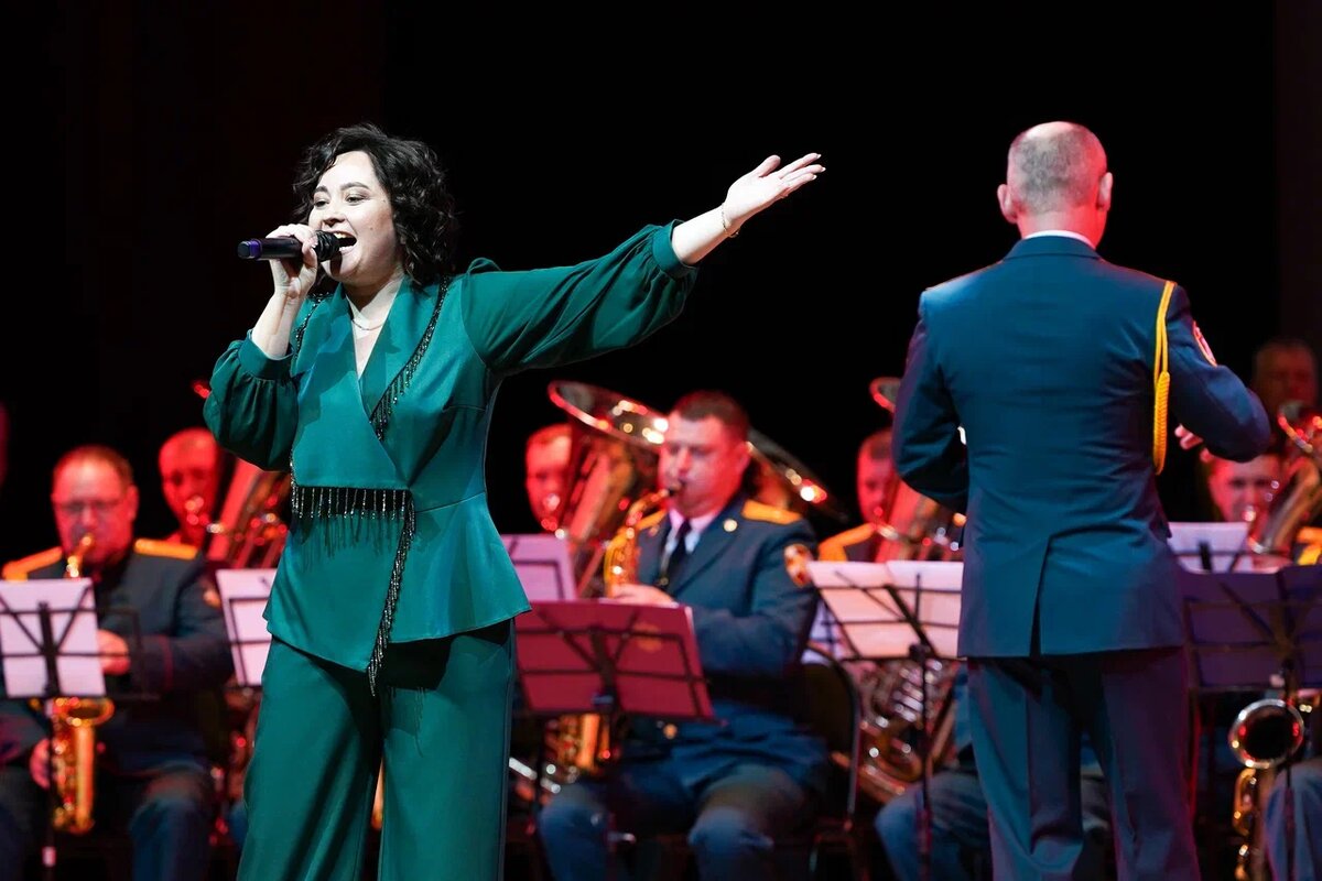 После завершения фестиваля наш коллега, телеоператор и фотомастер Борис Рац обрадовал его участников серией оригинальных художественных фотографий. На сцене – Динара Ефимова (корреспондент газеты «Молодой ленинец») в сопровождении сводного военного духового оркестра 