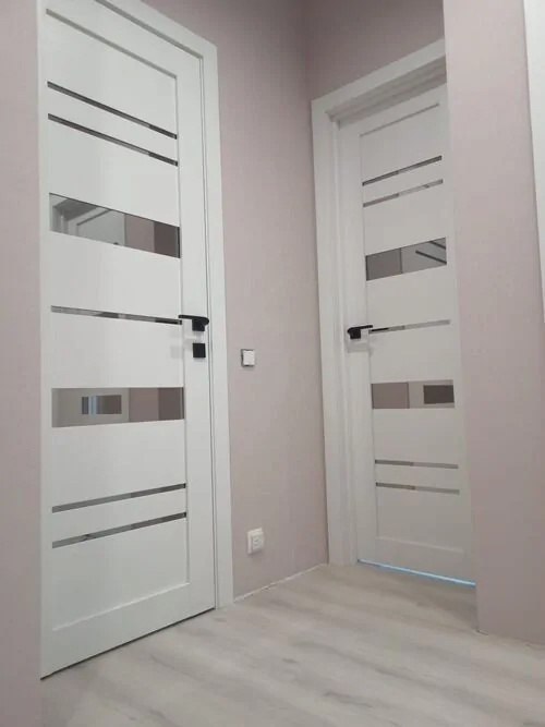 Межкомнатные двери с зеркальными вставками. Фото от клиента Фабрики дверей