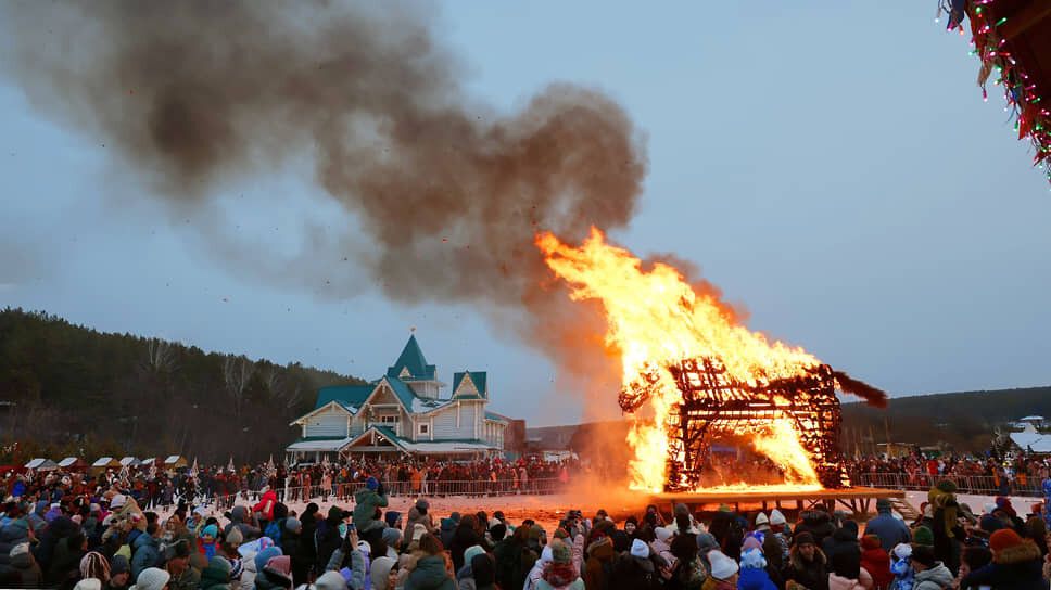 Празднование Масленицы в Парке Сказов в Арамили. Сожжение чучела лошади.📷Фото: Марина Молдавская / Коммерсантъ