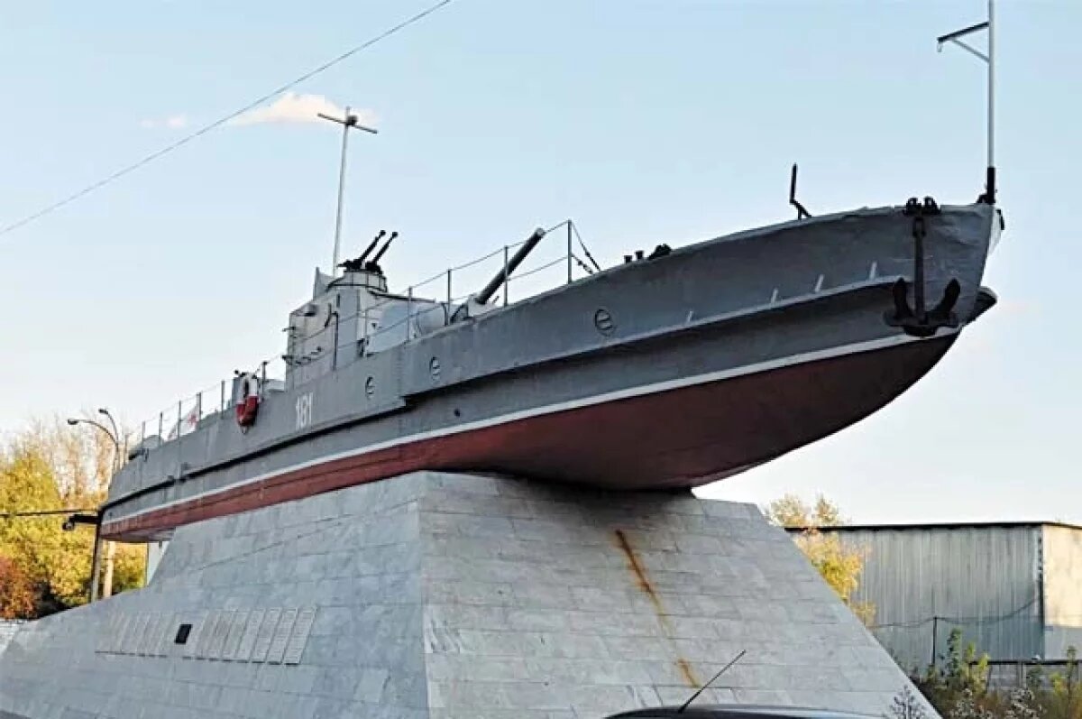    У проходной завода стоит боевой бронекатер