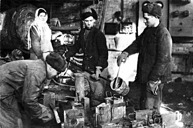    Рабочие в литейном цехе №5 на судозаводе в 1940-е годы. Фото: Государственный архив Пермского края