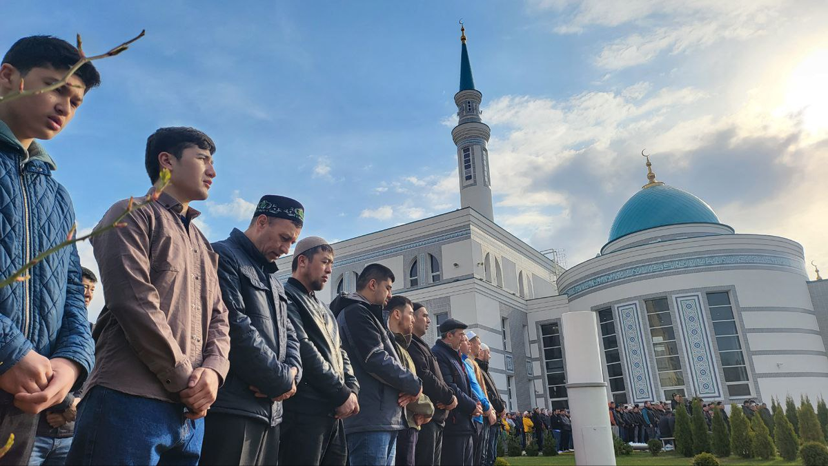 Фото из открытого доступа в сети интернет. yardemfond.ru. https://yardemfond.ru/2023/04/21/prazdnichnyj-namaz-rasshirilsya-i-do-zaborov-mecheti/