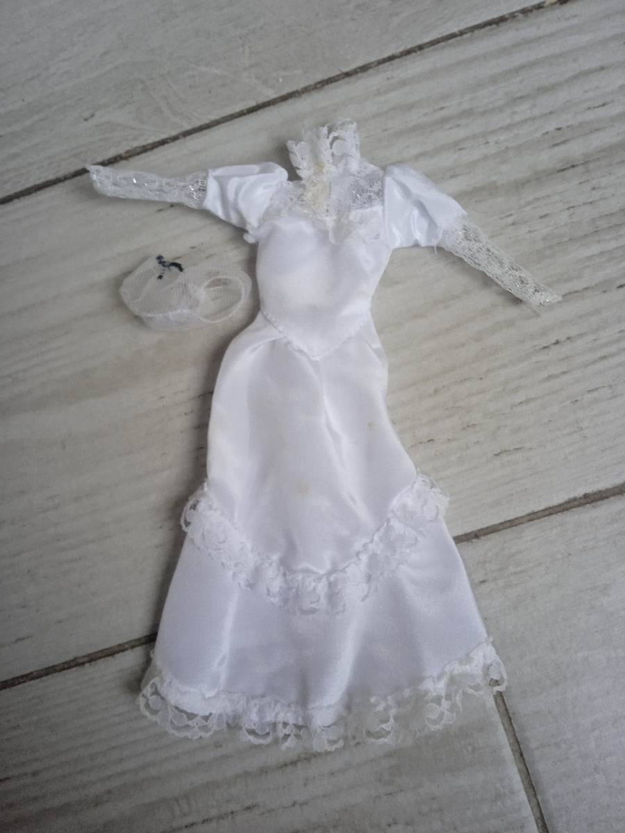 Наряд Санди. Туфли утеряны, серьги бережно хранятся. Фото автора.