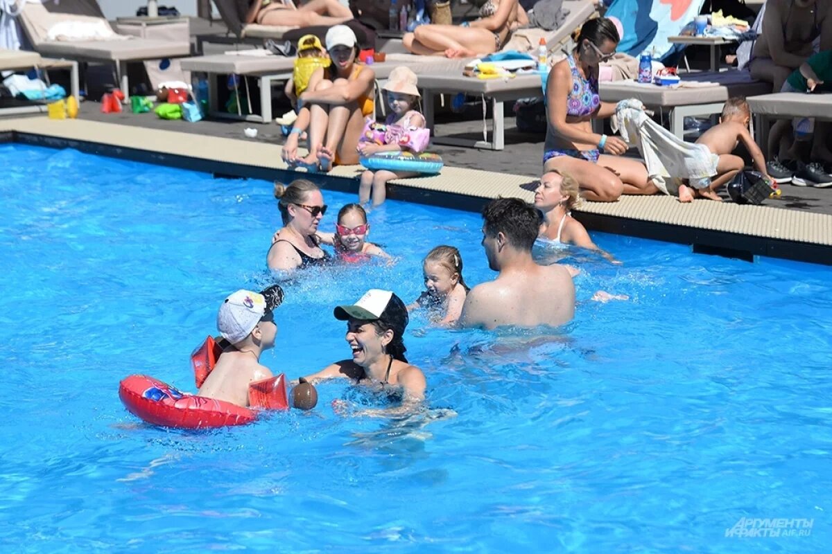    Летом в Сибири всегда жарко.