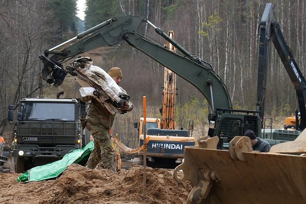 Раскопки на болоте. фото: картинки яндекса.