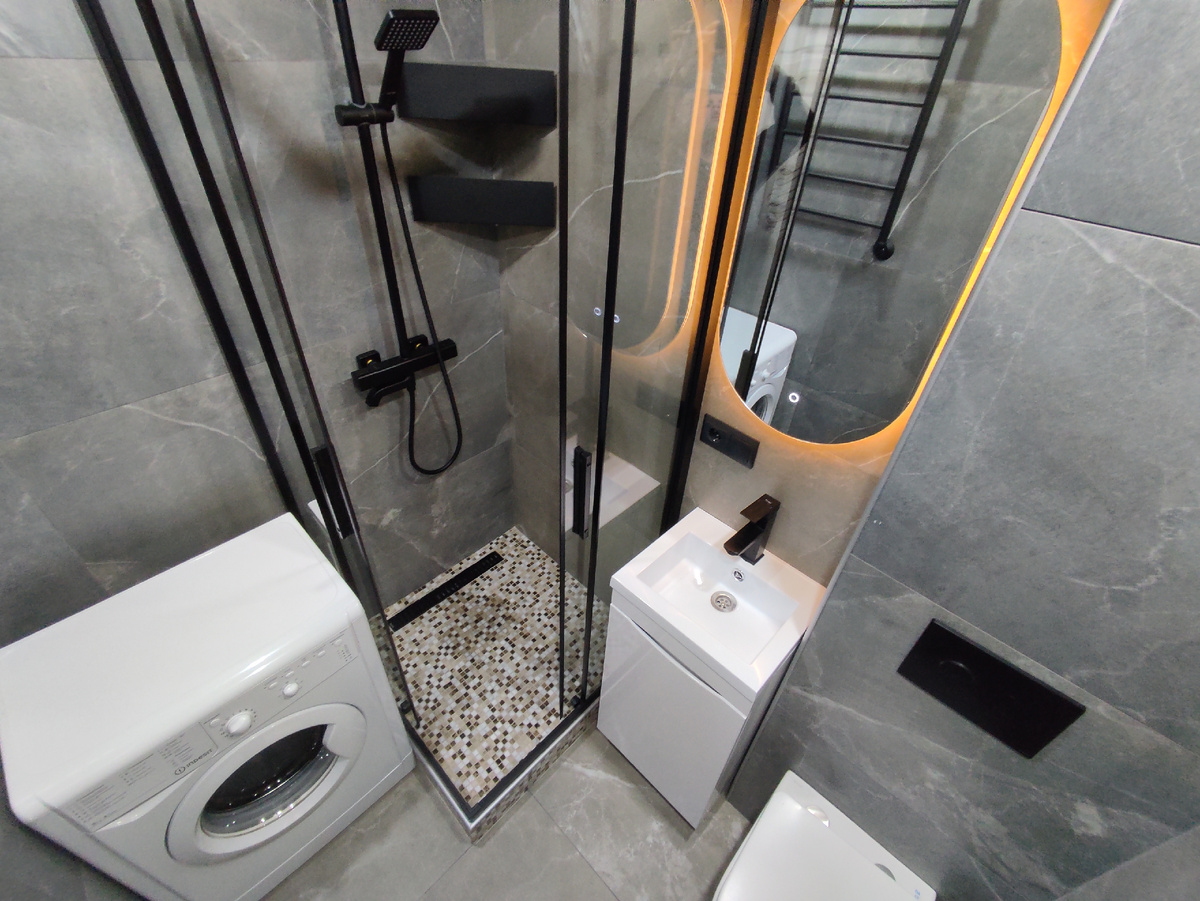 Как сделать ремонт в ванной комнате: 
1. Планирование и подготовка
Определите бюджет и вид работ
Выберите интерьера (минимализм, лофт, классика, прованс)
Составьте план работ
Наметьте расположение розеток, вытяжки 
Обеспечьте доступ к трубам водопровода и канализации
2. Выбор материалов
Используйте влагостойкие материалы
Отдавайте предпочтение материалам с антисептическими свойствами
Выбирайте экологичные материалы
Учитывайте простоту ухода
3. Этапы работ
Подготовительный этап
Закупка материалов с запасом
Демонтаж старой сантехники и отделки
Подготовка поверхностей
Гидроизоляция пол и стены
Коммуникации
Монтаж труб
Прокладка электрики
Штукатурка и шпаклевка стен
Отделочные работы
Подготовка пола со стяжкой
Отделка стен (обычно укладка плитки)
Монтаж подвесного потолка
Напольное покрытие
Завершающий этап
Установка сантехники
Монтаж розеток и выключателей
Проверка всех соединений
Установка мебели и аксессуаров
4. Важные рекомендации
Экономить на трубах и электрике нельзя
Заключите договор с подрядчиками
Добавьте 25% к бюджету на непредвиденные расходы
При отсутствии опыта часть работ лучше доверить профессионалам
Обязательно делайте гидроизоляцию
5. Стили оформления
Минимализм: лаконичный дизайн, акцент на функциональность
Модерн: плавные линии, использование дерева, стекла и металла
Лофт: грубые фактуры, открытые коммуникации
Классика: натуральные материалы, богатая отделка
Прованс: пастельные тона, винтаж, цветочные мотивы
6. Типичные ошибки
Отсутствие четкого планирования
Экономия на качестве материалов
Пренебрежение гидроизоляцией
Неправильный расчет материалов
Игнорирование профессиональной помощи при сложных работах
При грамотном планировании и соблюдении технологии работ ремонт ванной комнаты пройдет успешно и результат будет радовать долгие