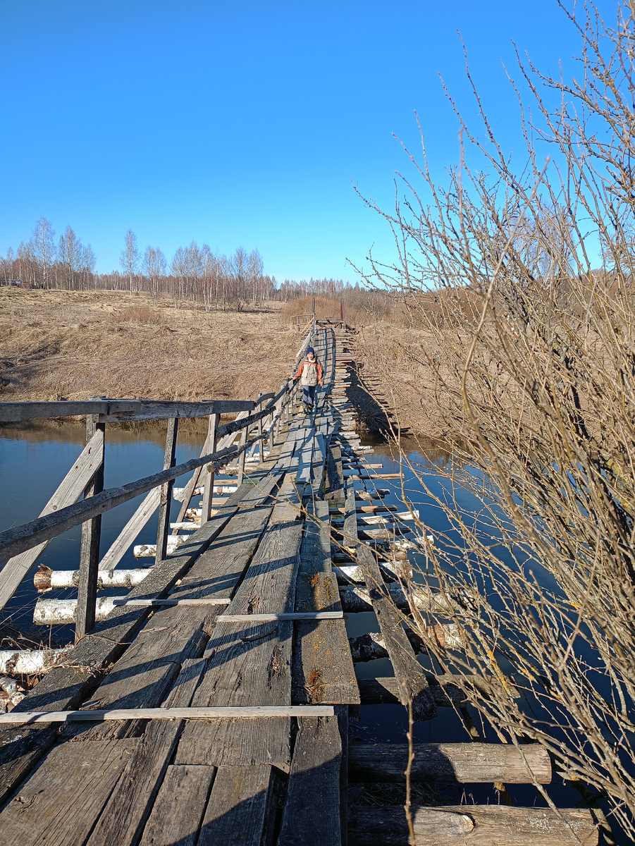 Фото автора. Висячий мост через реку Искона, соединяющий две деревни. 